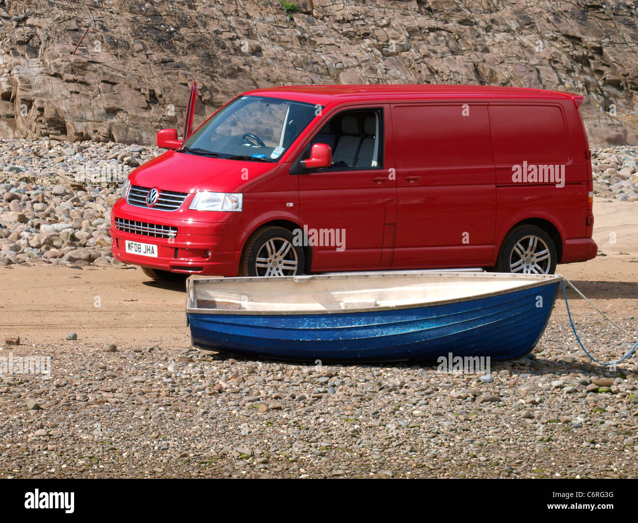 VW van sulla riva del mare, Cornwall, Regno Unito Foto Stock