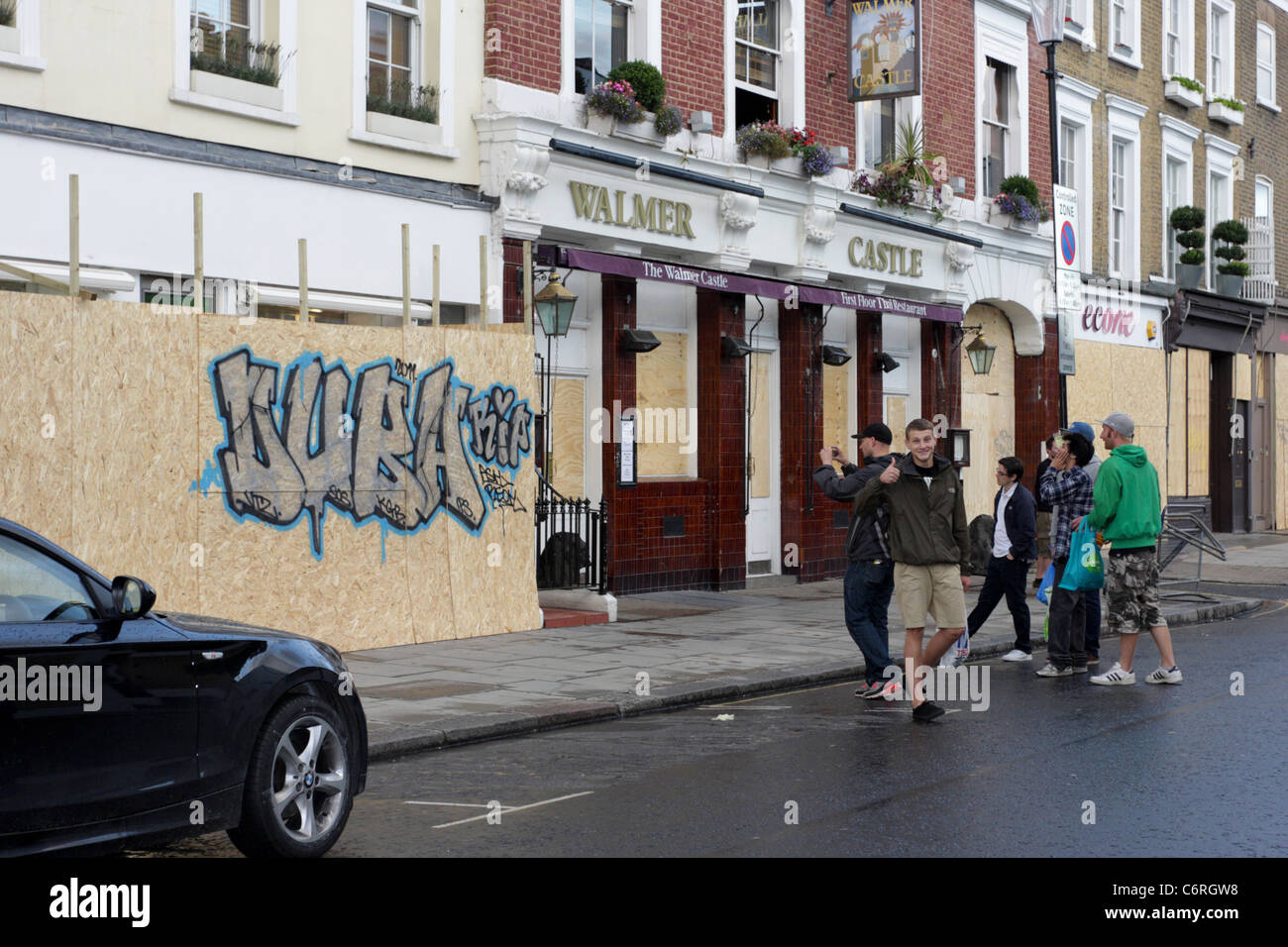 Le contromisure per proteggere le aziende durante il carnevale di Notting Hill a Londra. Foto Stock