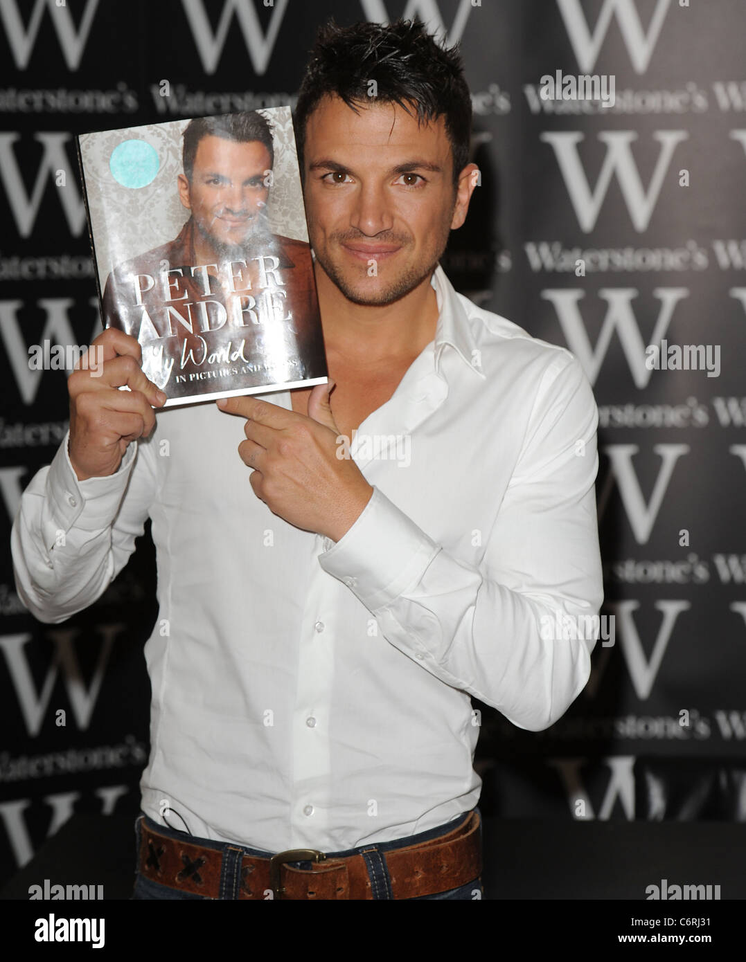 Peter Andre segni copie del suo nuovo libro "My World" a Waterstone di Piccadilly, Londra Inghilterra- 10.06.10 Foto Stock