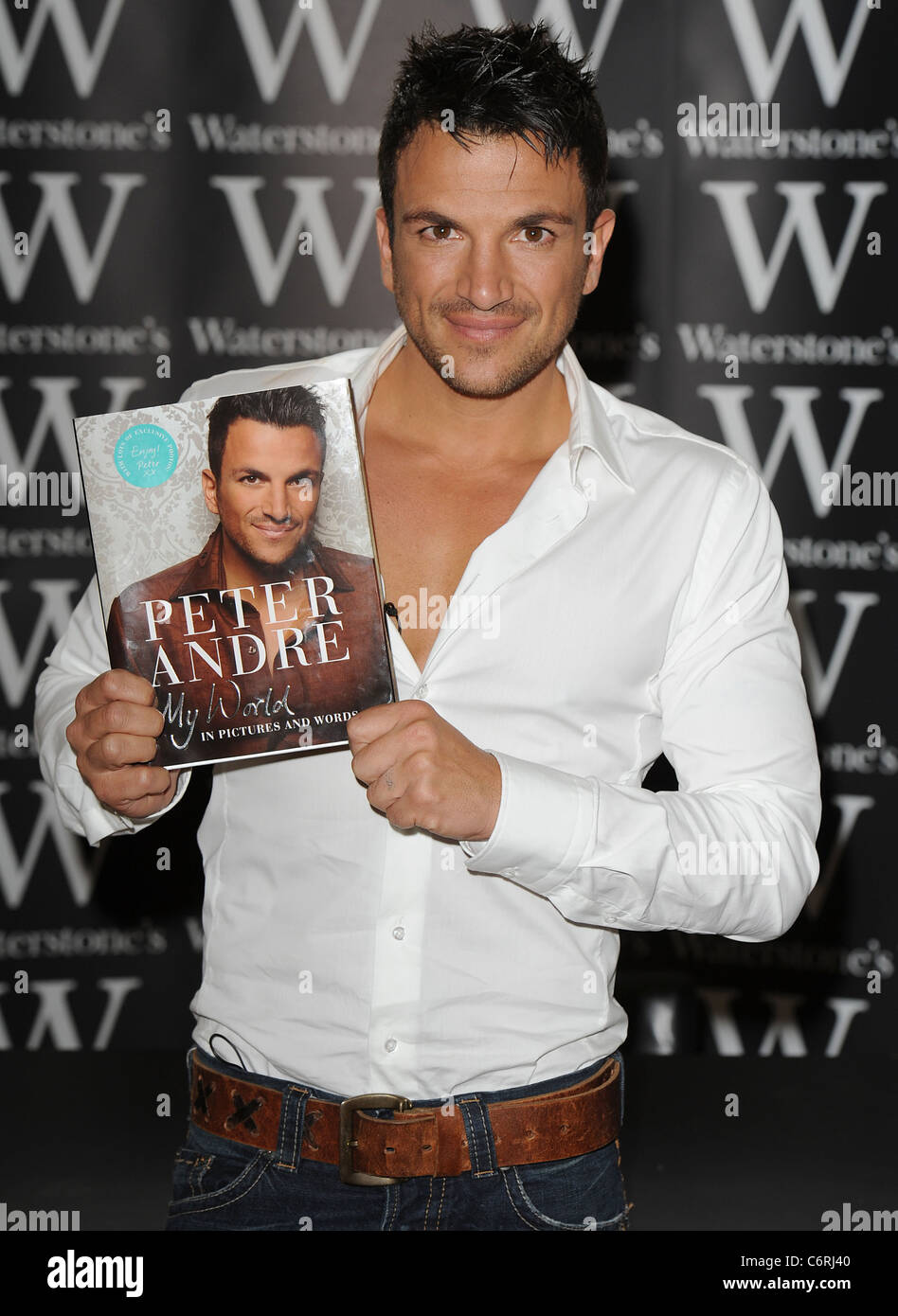 Peter Andre segni copie del suo nuovo libro "My World" a Waterstone di Piccadilly, Londra Inghilterra- 10.06.10 Foto Stock