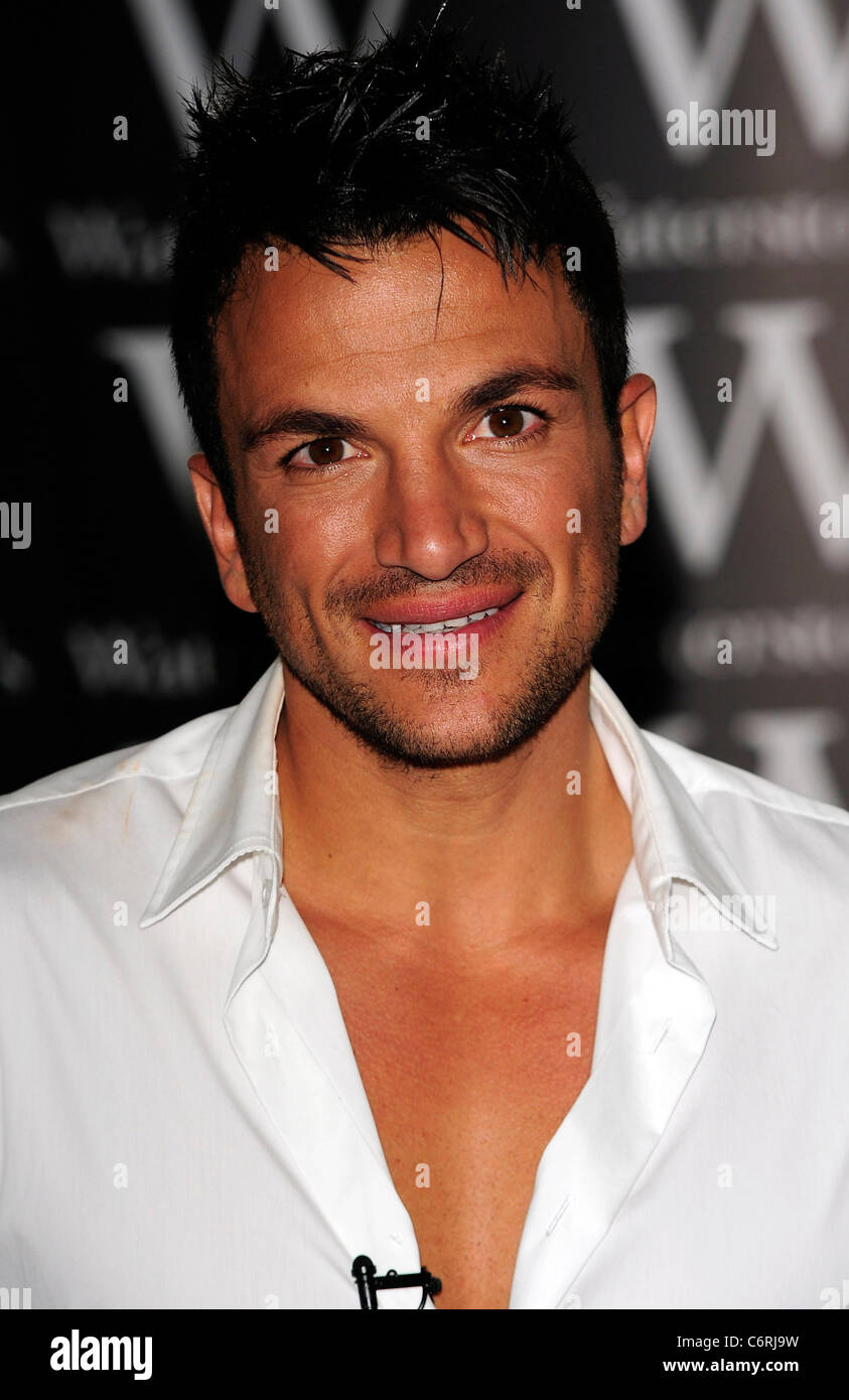 Peter Andre segni copie del suo nuovo libro "My World" a Waterstone di Piccadilly, Londra Inghilterra- 10.06.10 Foto Stock