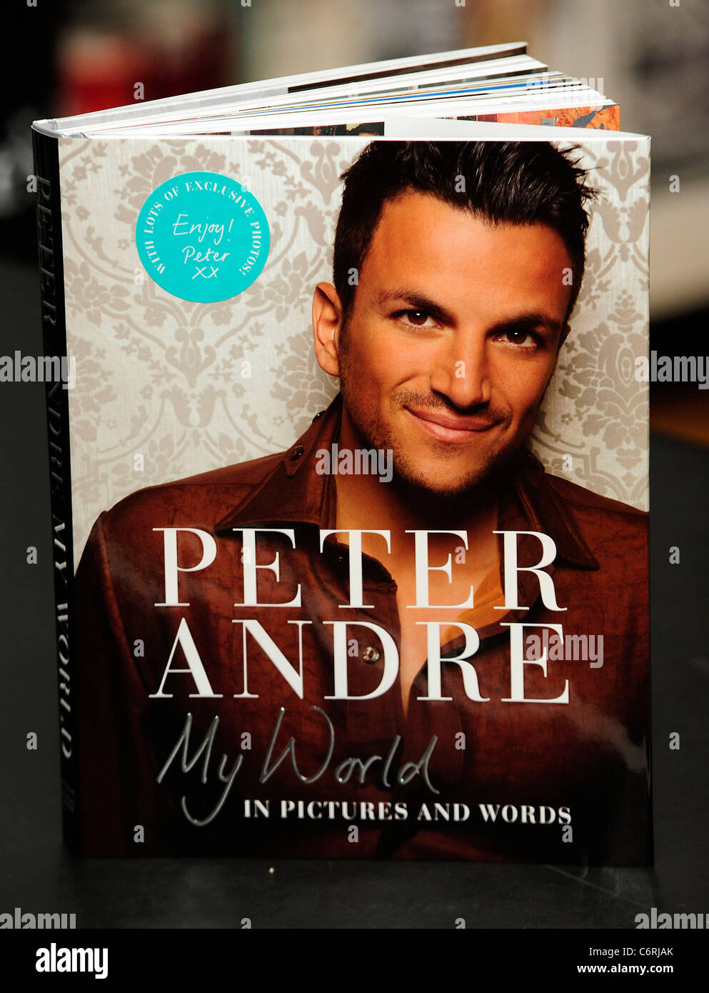 Peter Andre segni copie del suo nuovo libro "My World" a Waterstone di Piccadilly, Londra Inghilterra- 10.06.10 Foto Stock
