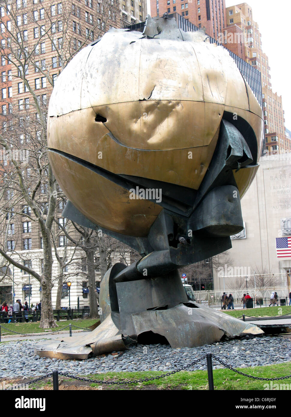 La sfera è una grande scultura metallica da scultore tedesco Fritz Koenig, attualmente visualizzati in Battery Park, New York, Stati Uniti d'America Foto Stock