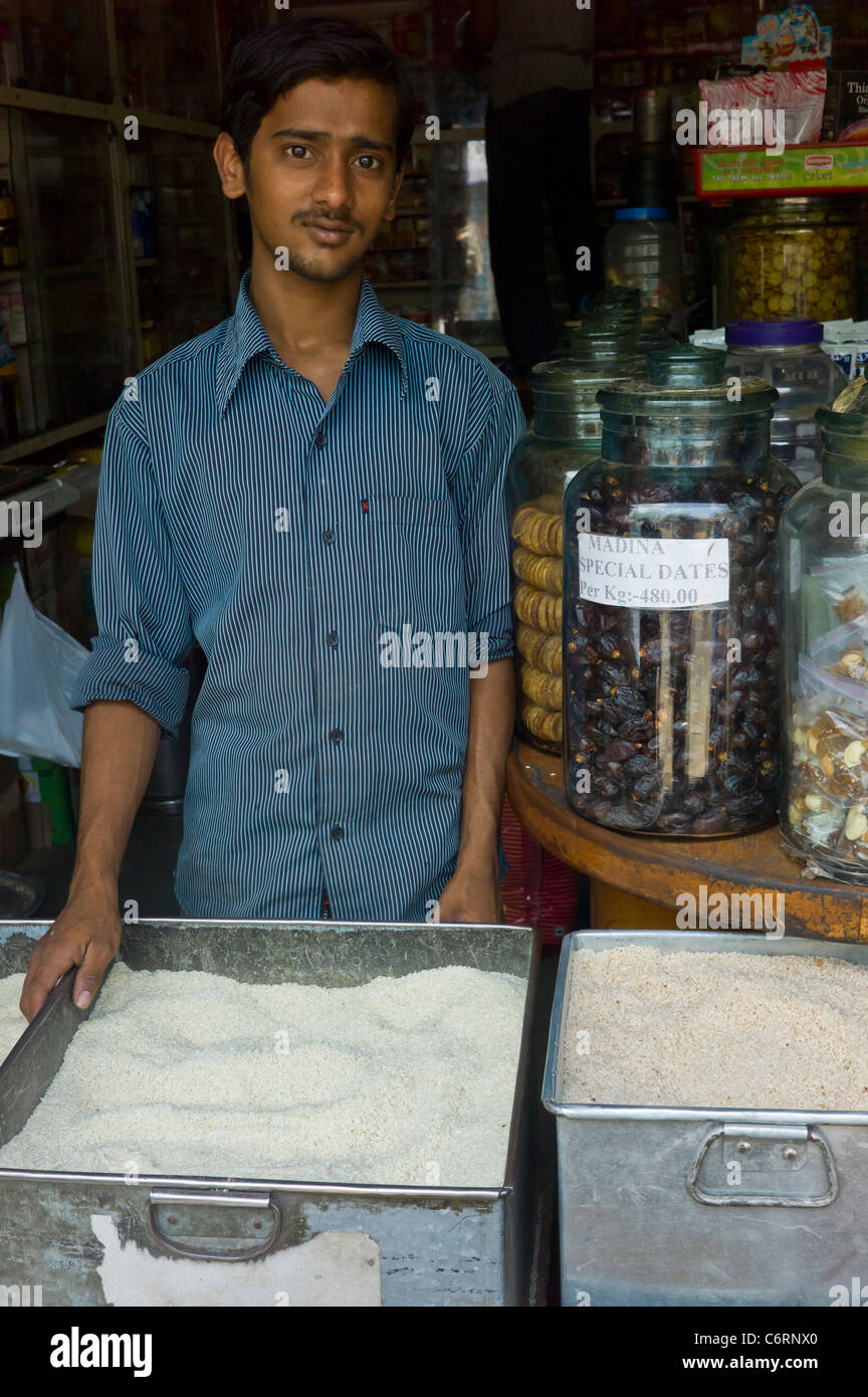 Un negozio di alimentari a Mysore, Karnataka, India, vendita di diverse varietà di riso. Foto Stock