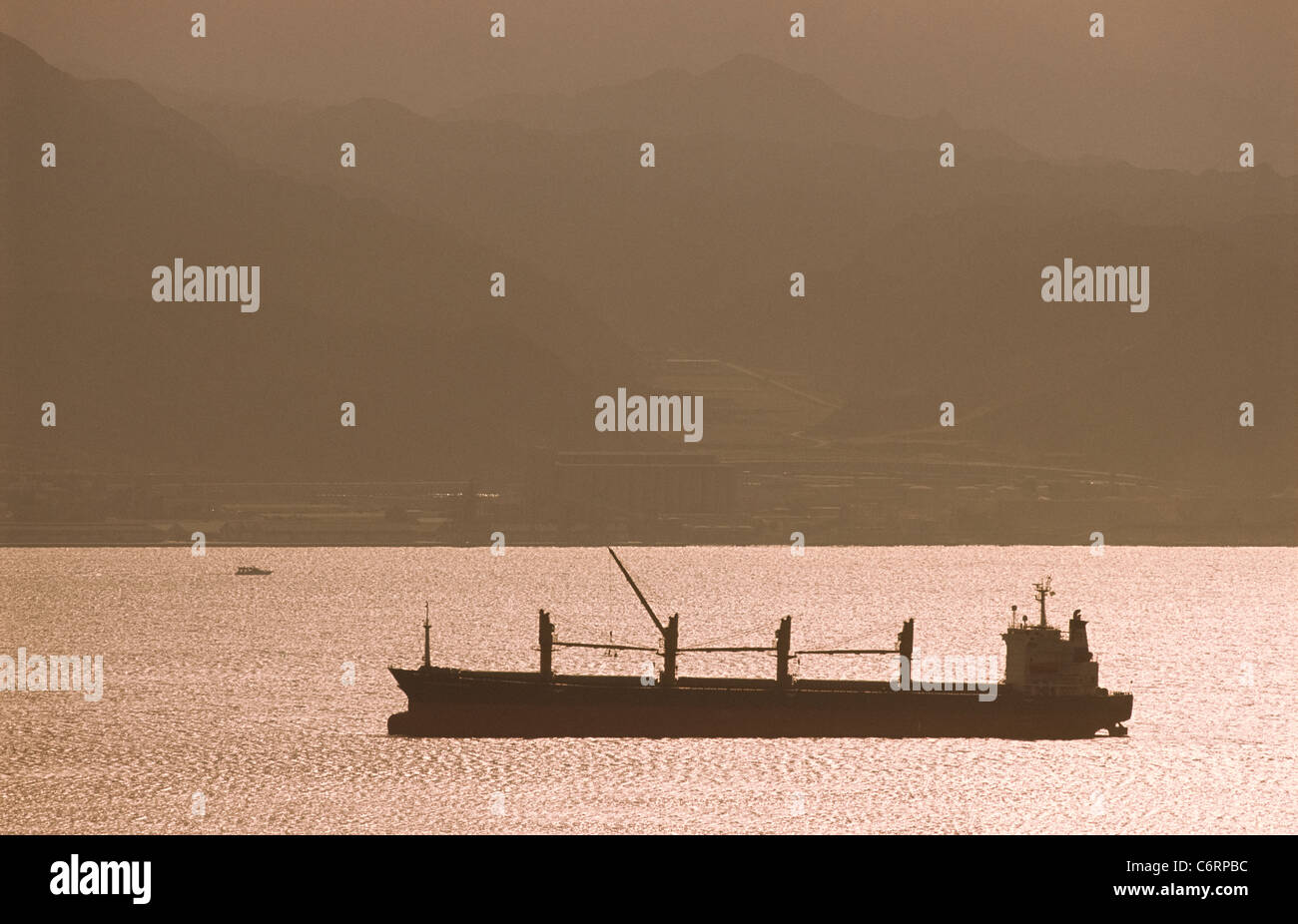 Silhouette di una lontana secche alla rinfusa freighter in zavorra. Foto Stock