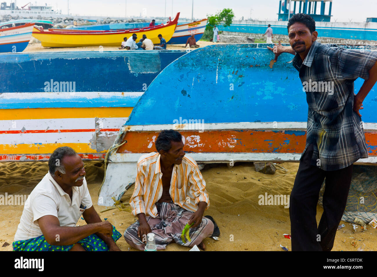 I pescatori sulla spiaggia di Quilon, Kerala, India. Foto Stock