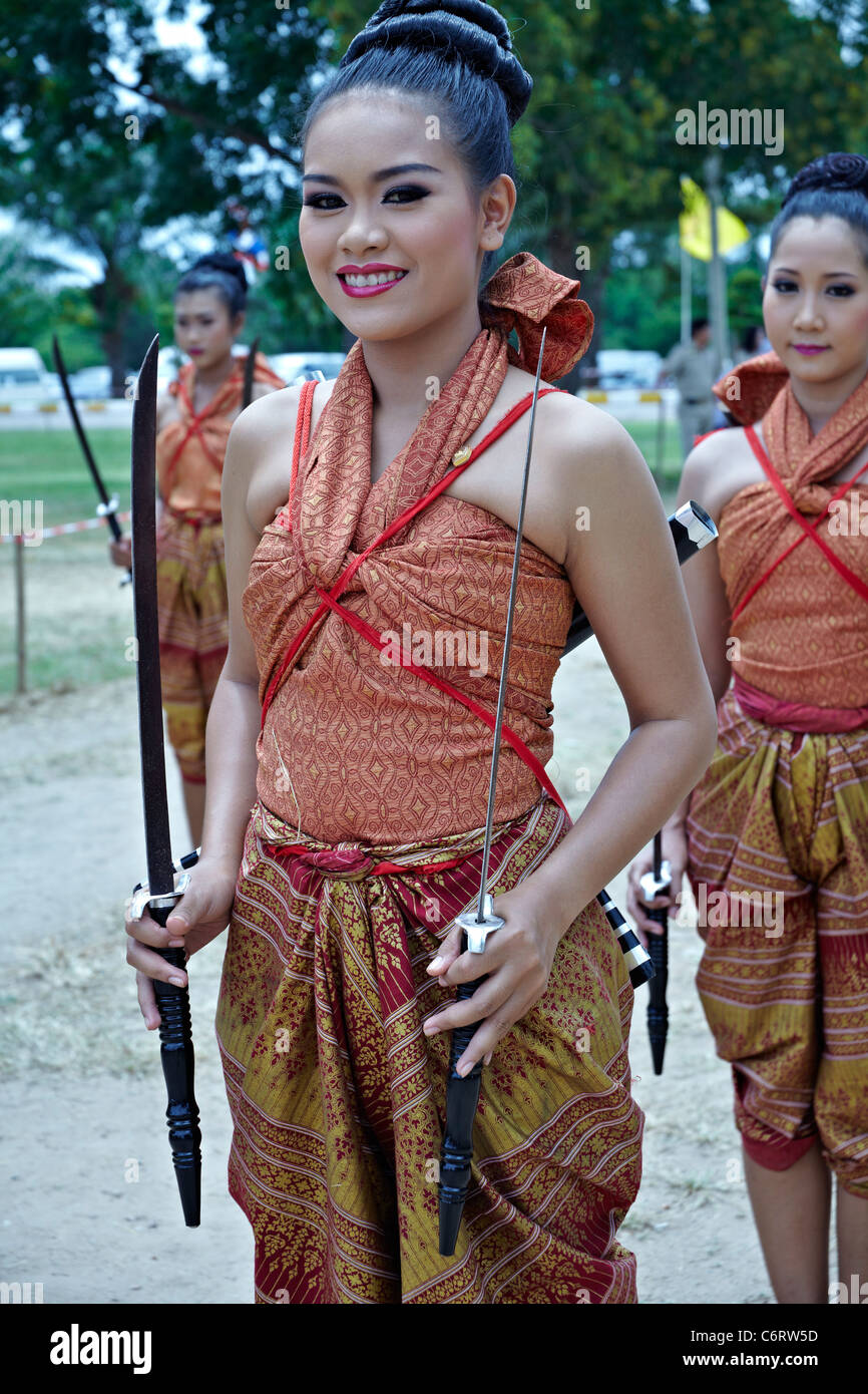 Festa della Thailandia. Donne thailandesi in costume tradizionale che si  esibiscono al festival coinvolgendo la spada combattendo routine. Sud-est  asiatico Foto stock - Alamy