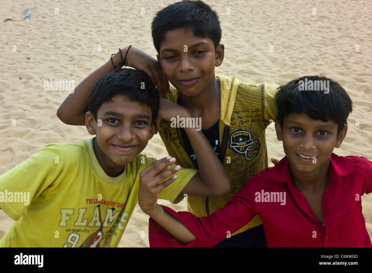 Giovani indiani boys in posa sul beack di Quilon, Kerala, India. Foto Stock