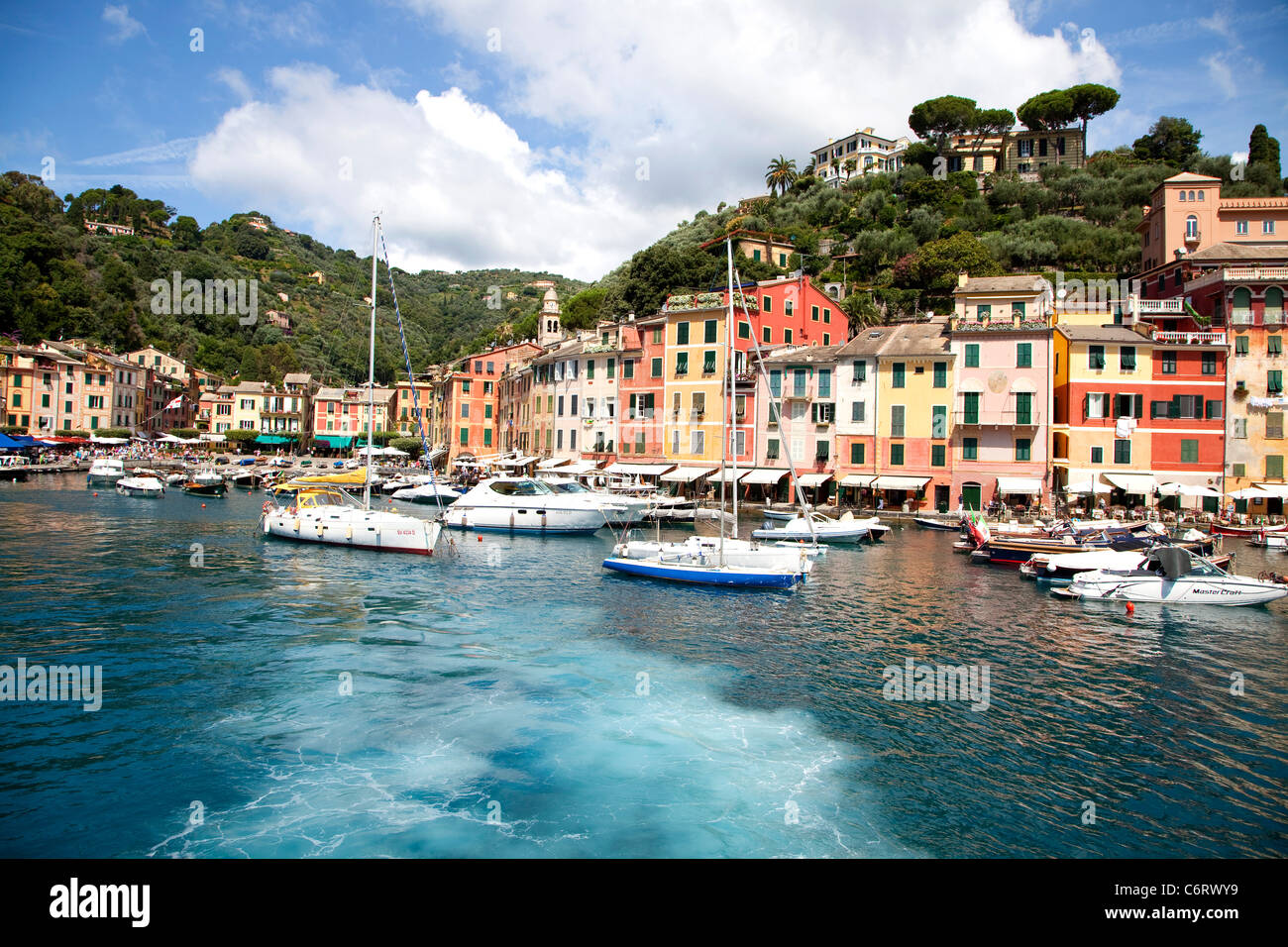 La famosa città di Portofino Liguria, Italia, il suo porto con barche e barche a vela Foto Stock