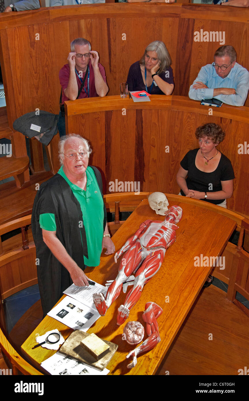 British Medical historian Andrew Cunningham rilancia xvii sec. anatomia Theatre Museum Boerhaave Leiden Paesi Bassi Foto Stock