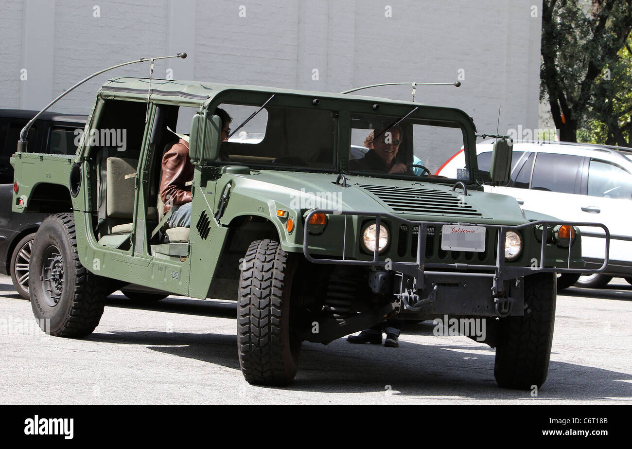 Arnold schwarzenegger shows off his u s army hummer beverly hills immagini  e fotografie stock ad alta risoluzione - Alamy