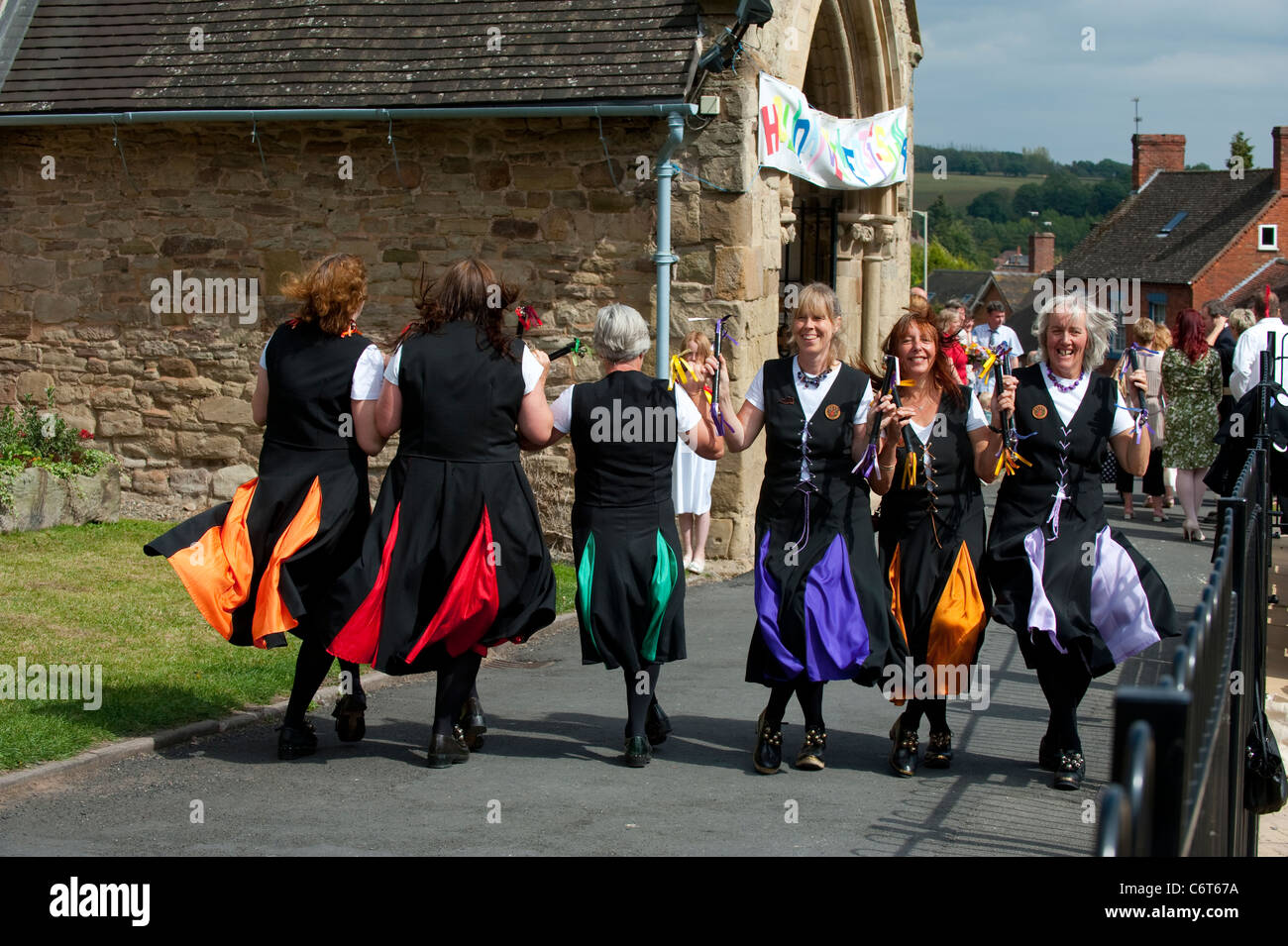 Crooked Steeple Morris ballerini fuori la chiesa di Saint Mary Cleobury Mortimer Shropshire REGNO UNITO Foto Stock