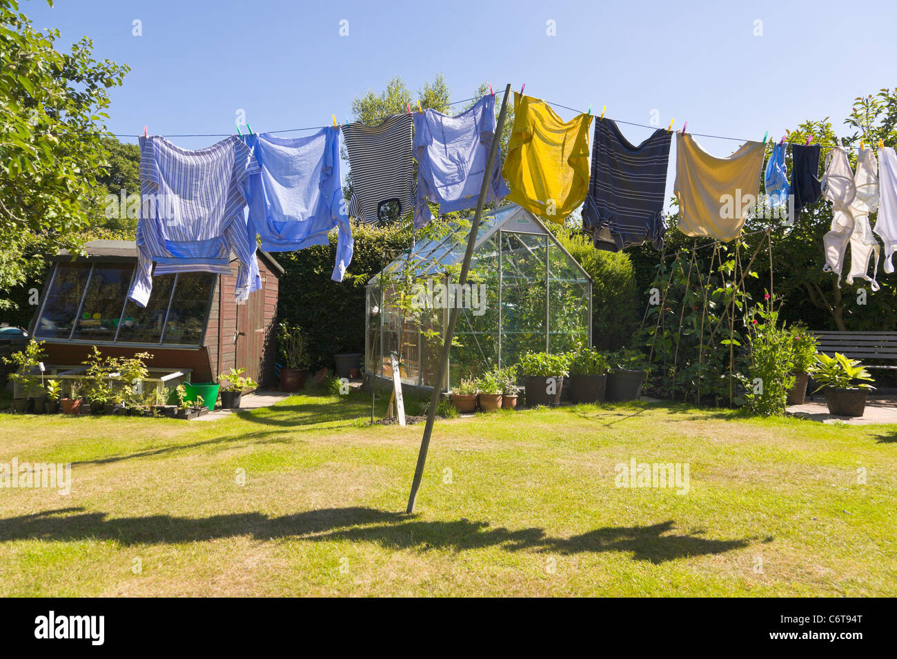 Il lavaggio appeso sulla linea di abbigliamento Foto Stock