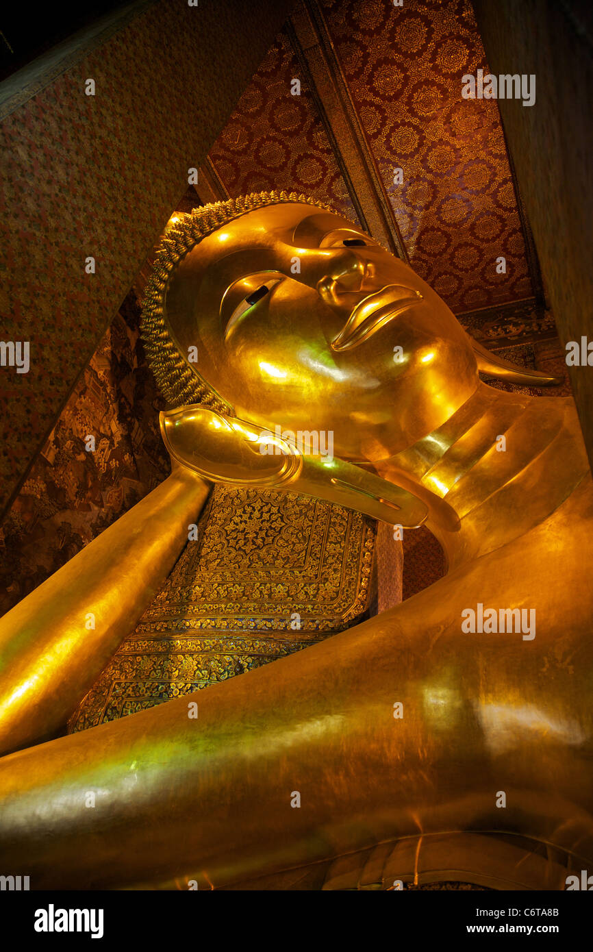 Il grande Buddha reclinato al Wat Pro, Bangkok, Thailandia Foto Stock