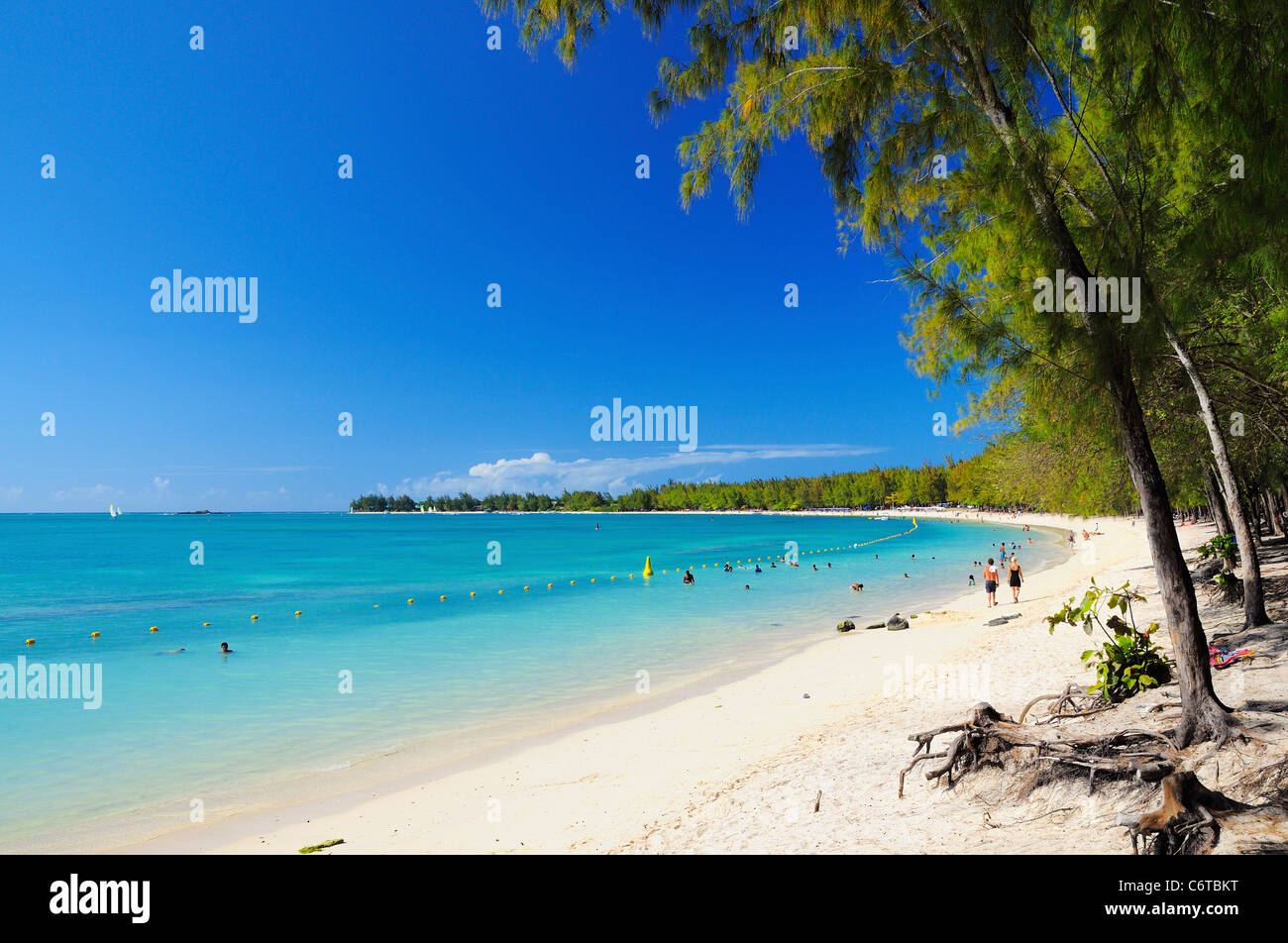 La lunga e sabbiosa spiaggia di Mon Choisy, Pamplemousses, Mauritius. Foto Stock