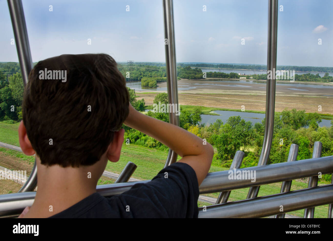 Ragazzo che guarda alla vista da Lewis e Clark confluenza torre vicino a Hartford, Illinois Foto Stock