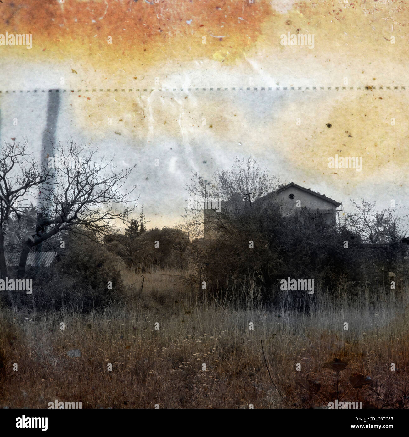 Abbandonato casa rurale. Vintage stampa su colorate weathered illustrazione della carta. Foto Stock