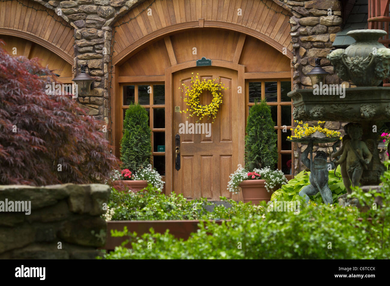 La casa in pietra con giardino verde sfondo pieno nessuno nessuno a Spring è arrivato finalmente è qui Primavera orizzontale U.S.Lifestyle hi-res Foto Stock