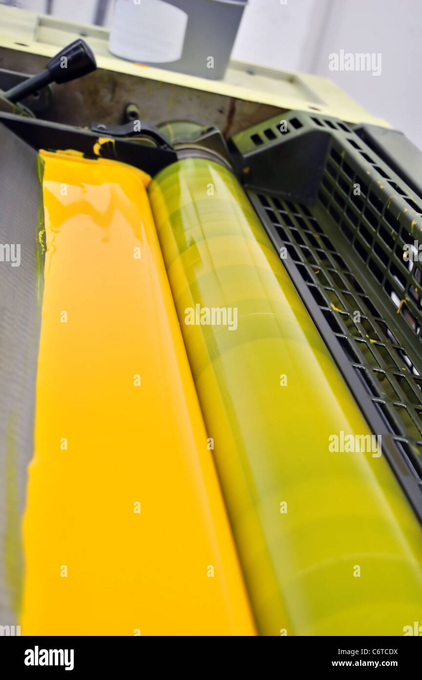 Stampa cmyk con inchiostro giallo dettaglio di vernice. Messa a fuoco selettiva. Foto Stock