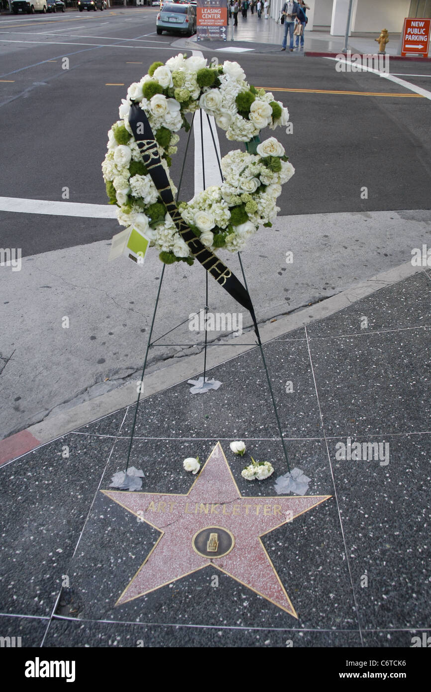 Un omaggio a sinistra alla fine art Linkletter su la sua stella sulla Hollywood Walk of Fame. Il conduttore televisivo e comico è morto, di anni 97, in Foto Stock