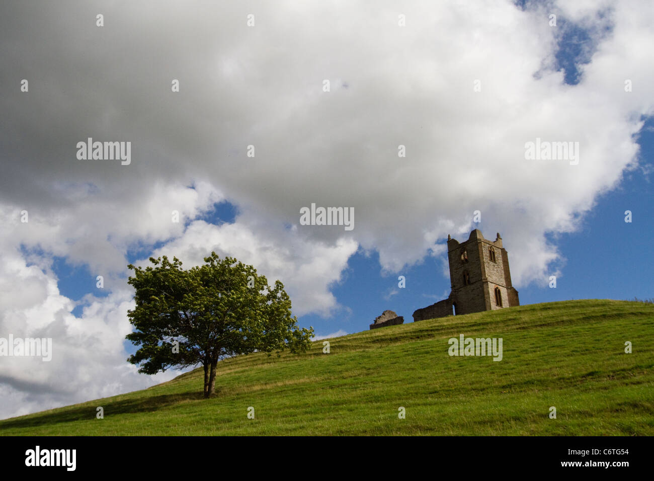 Vista dei ruderi della chiesa di San Michele in Burrow Mump una collina e storico sito nel villaggio di Burrowbridge in Somerset Foto Stock