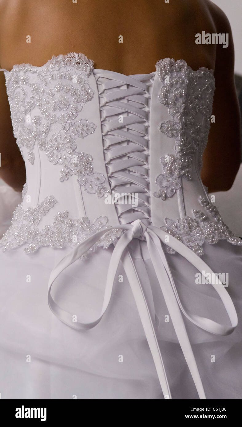 Una giovane sposa in abito bianco nel giorno del matrimonio immagini da primo piano immagini ad altissima risoluzione in Ohio Stati Uniti formato verticale ad alta risoluzione Foto Stock