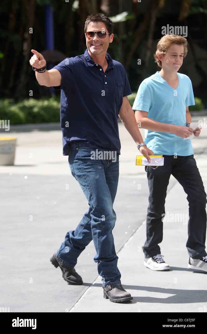 Rob Lowe è stato avvistato fuori e circa a Los Angeles con i suoi figli Matteo Edward Lowe e John Owen Lowe Los Angeles, Stati Uniti d'America - Foto Stock