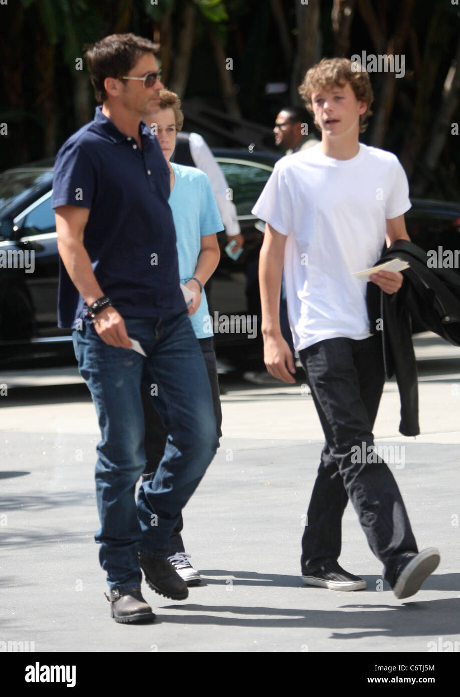 Rob Lowe è stato avvistato fuori e circa a Los Angeles con i suoi figli Matteo Edward Lowe e John Owen Lowe Los Angeles, Stati Uniti d'America - Foto Stock