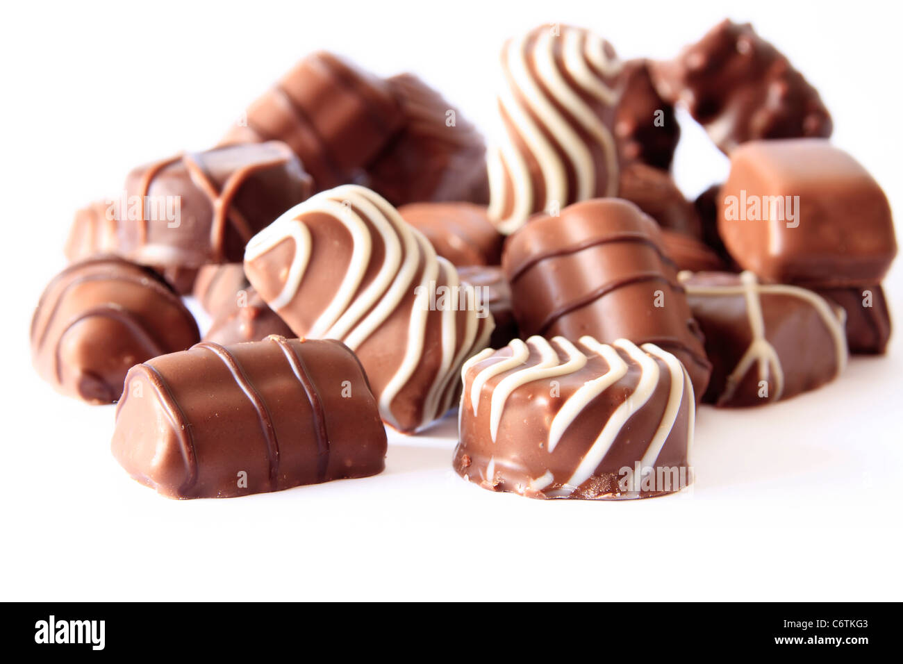 Assortiti praline di cioccolato isolato su bianco Foto Stock