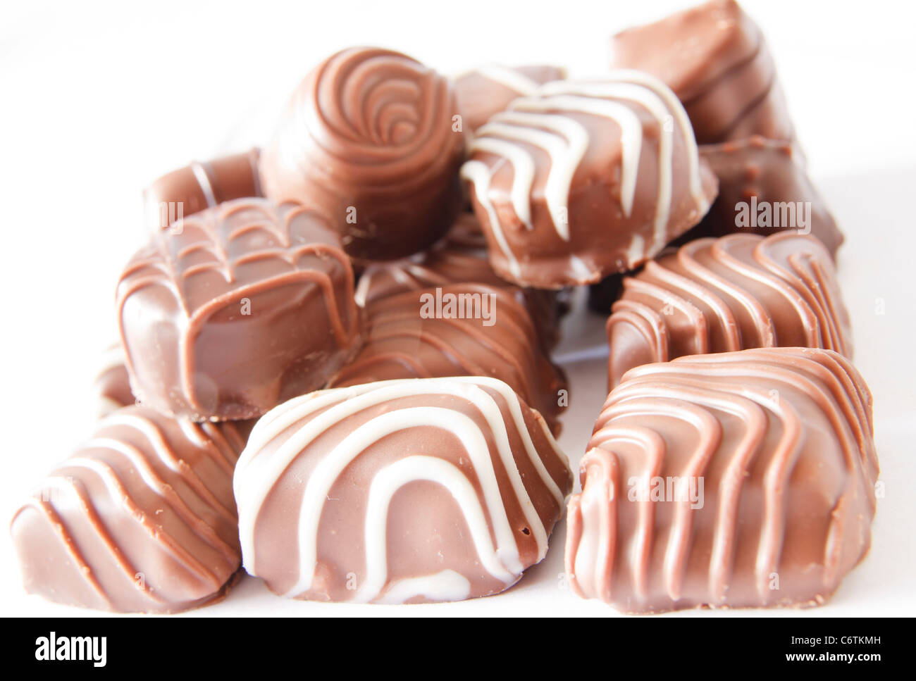 Caramelle di cioccolato isolato su bianco Foto Stock