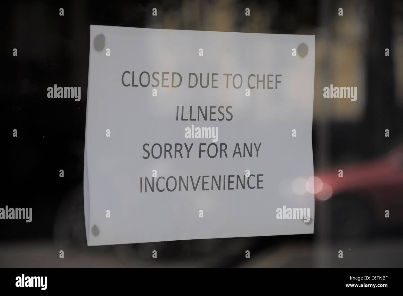 Avviso di chiusura nella finestra di shopping a causa di malattia dello chef. Foto Stock