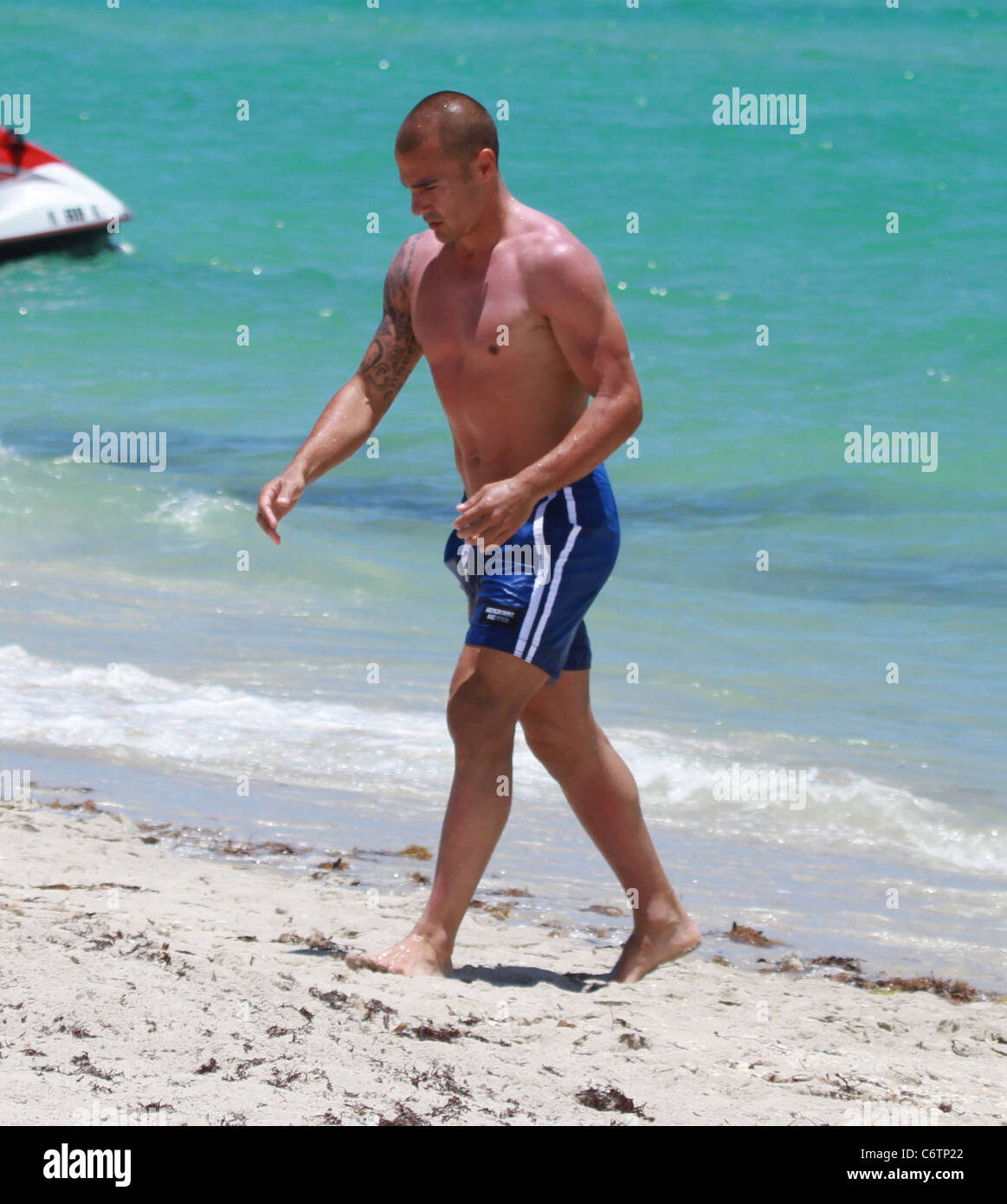 Fabio Cannavaro il calcio italiano player godendo il sole, il mare e la  sabbia sulla spiaggia di Miami Miami, Stati Uniti d'America - 21.05.10 Foto  stock - Alamy