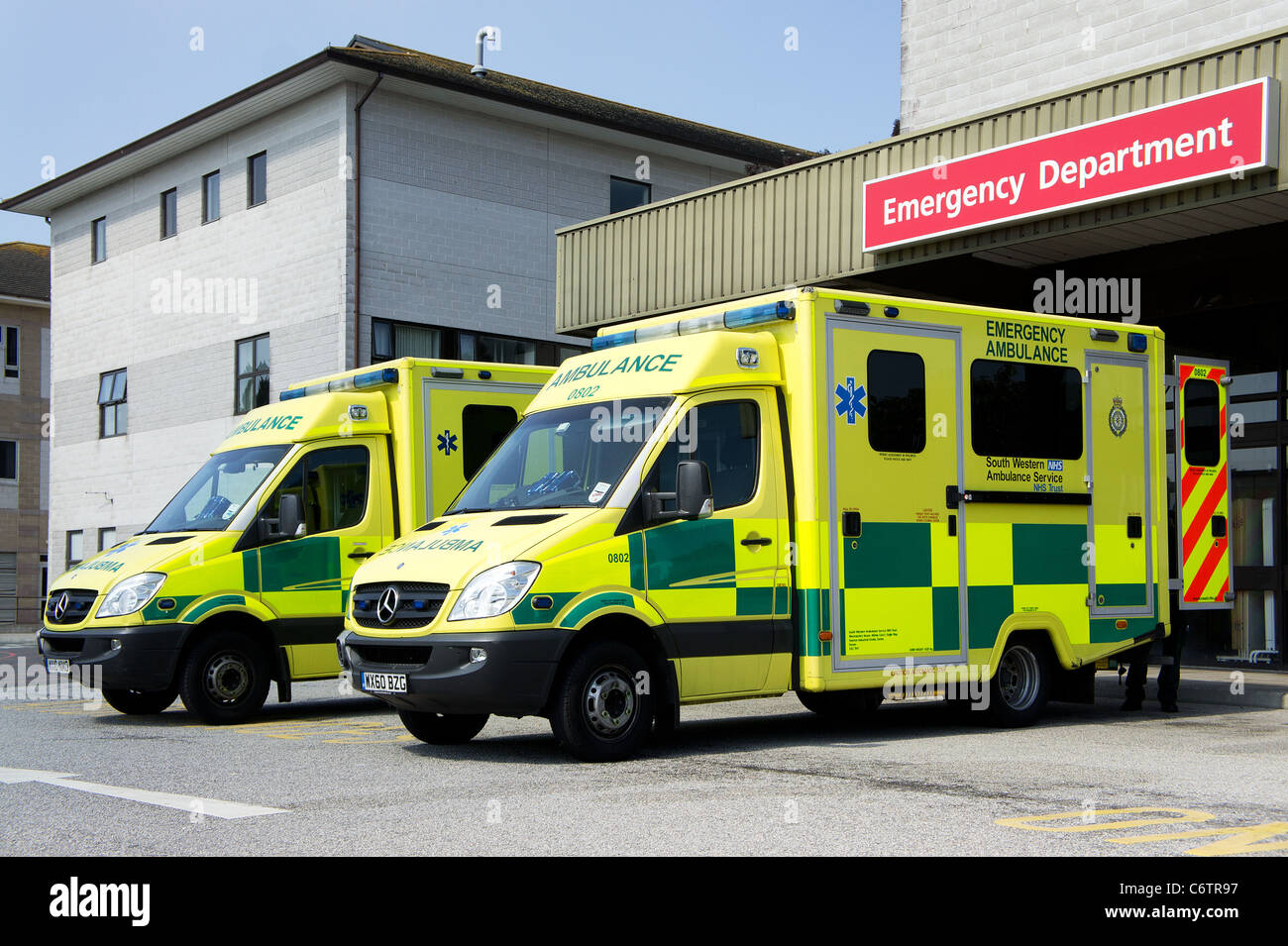 Due ambulanze del dipartimento di emergenza presso il Royal Cornwall Hospital di Truro, Cornwall, Regno Unito Foto Stock