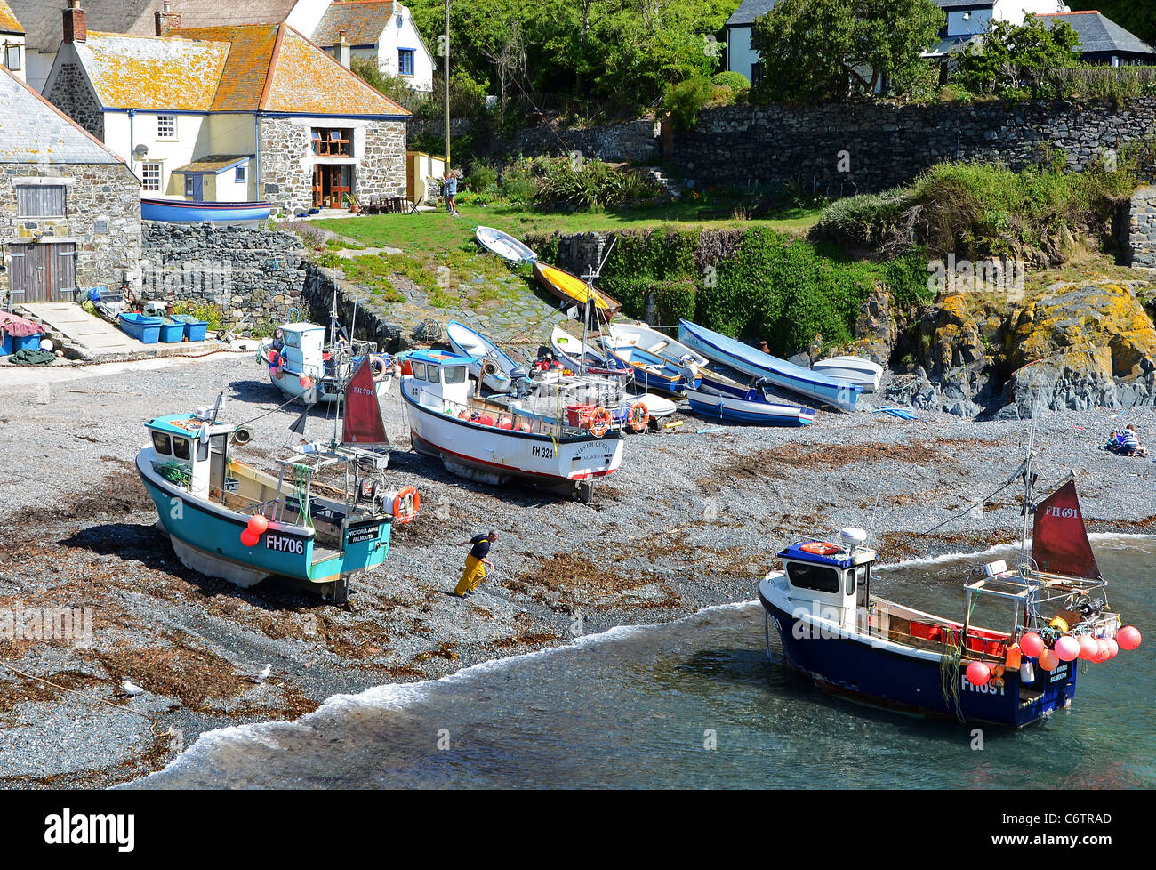 Barche di pescatori sulla spiaggia di Cadgwith in Cornwall, Regno Unito Foto Stock