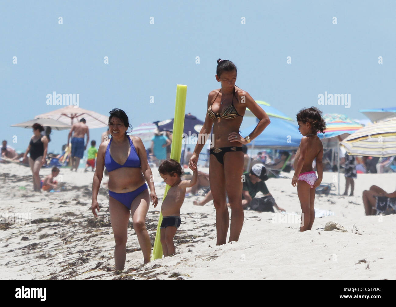 Gabriela Pagnozzi (R), la moglie del calciatore italiano Alessandro Nesta,  rilassa su una spiaggia di Miami mentre è in vacanza a Miami Foto stock -  Alamy