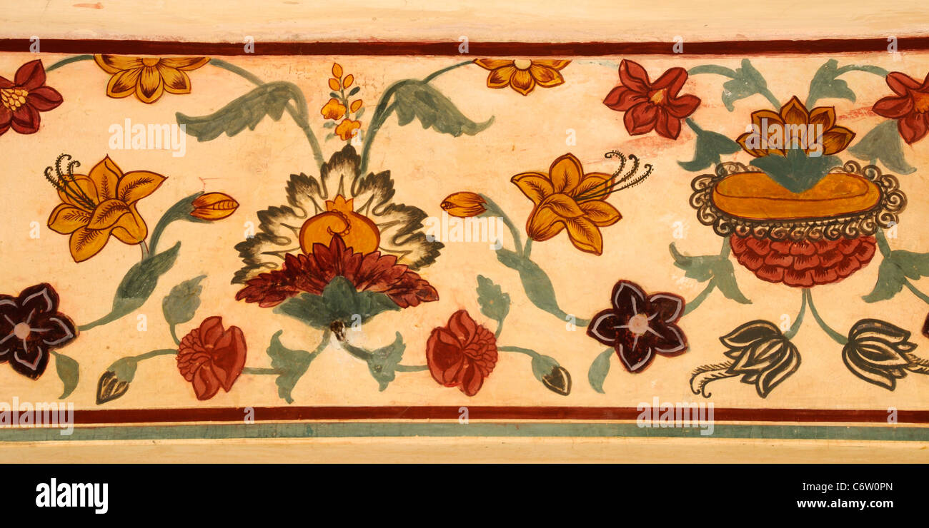 Un dipinto di fregio decorato con immagini di fiori. Forte Amber. Ambra, Jaipur, Rajasthan, la Repubblica dell' India. Foto Stock