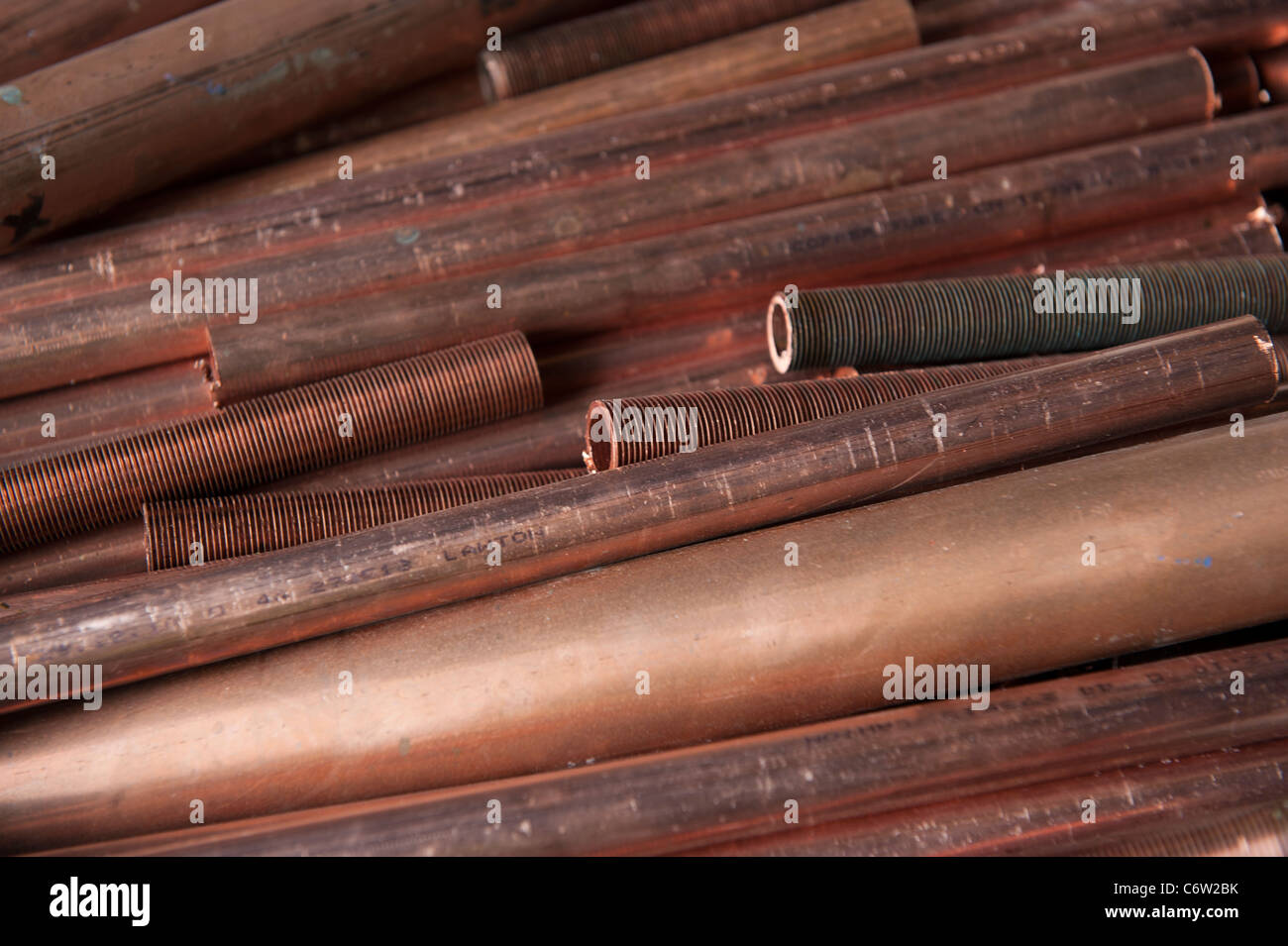 Rottami di metallo in un tamburo a un Regno Unito scrapyard. Tubi in rame. Foto Stock