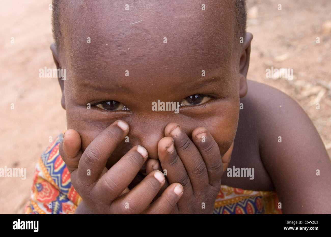 Maasai Bambino guarda la telecamera Foto Stock