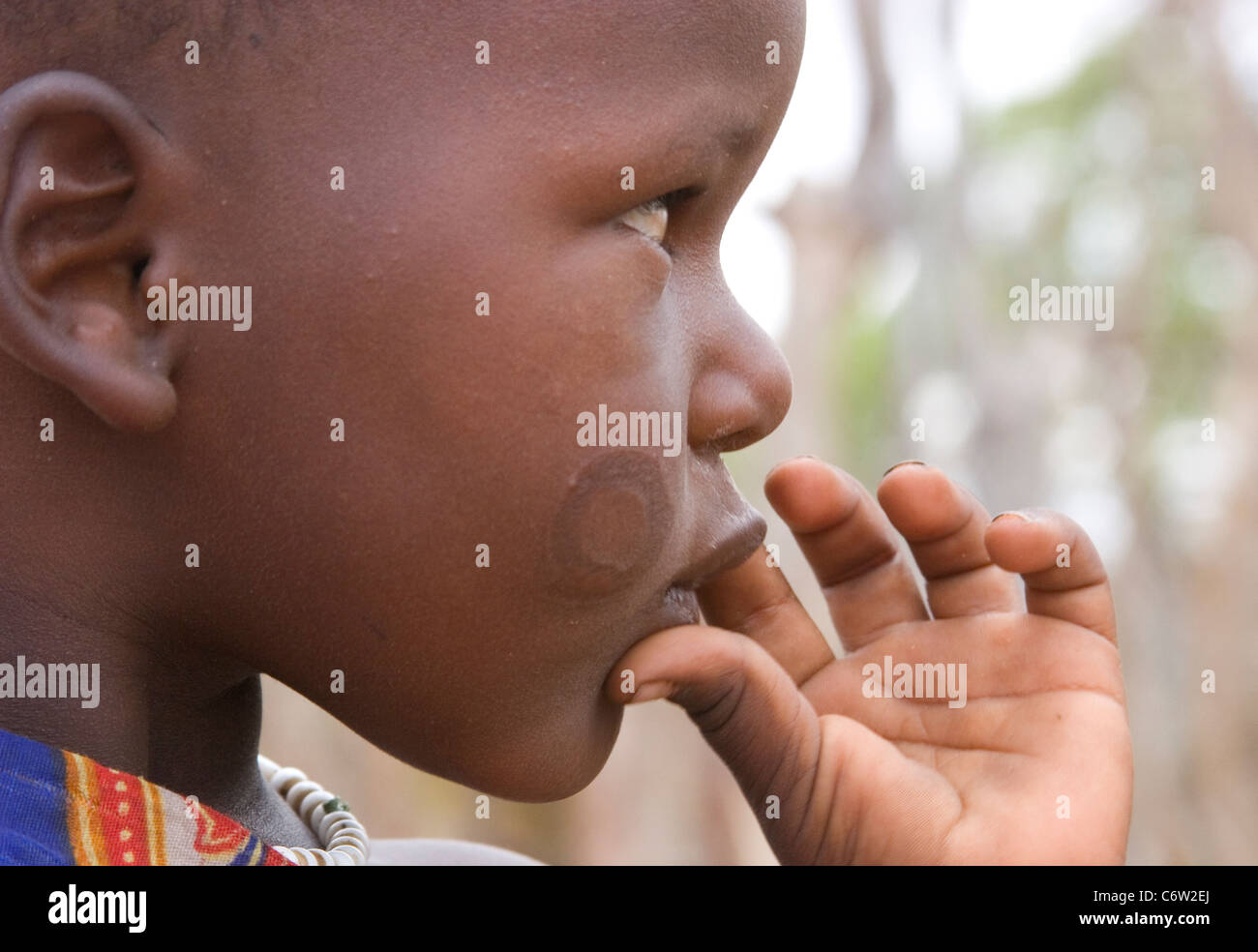 Maasai profilo bambino pensando o guardando Foto Stock