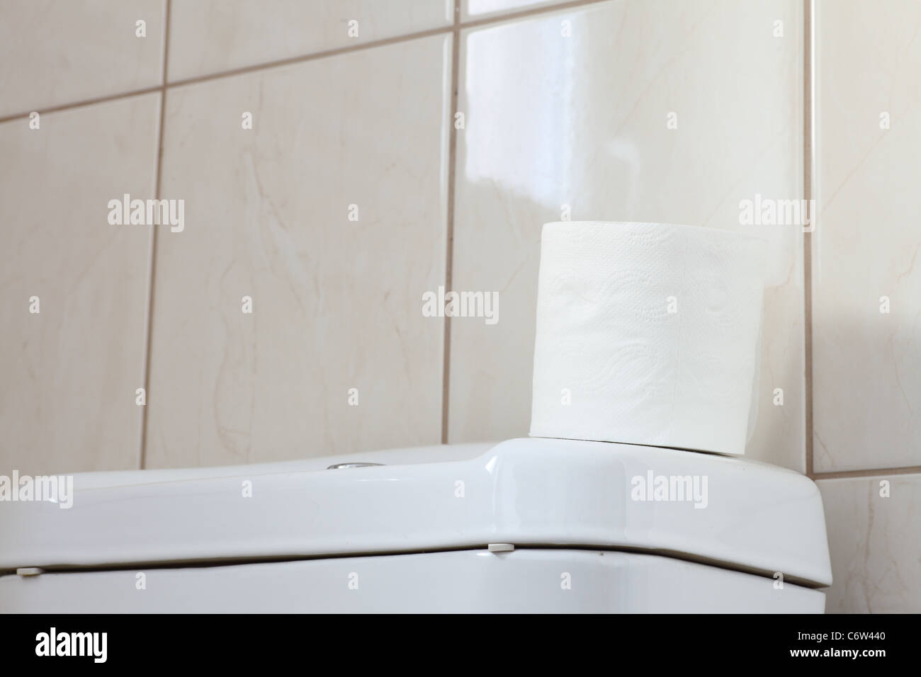 Pulire e wc bianco in un bagno Foto Stock