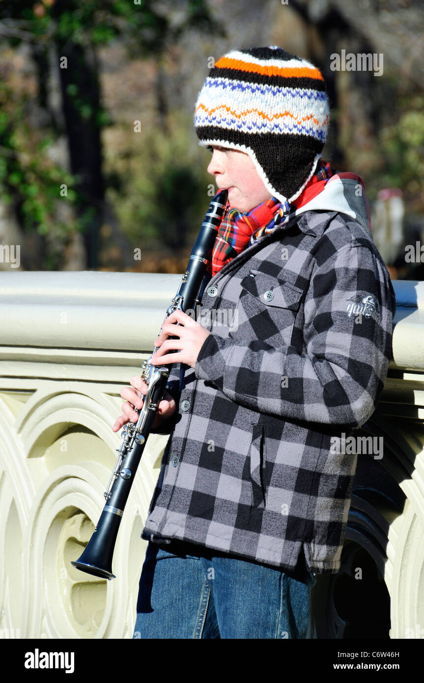 Edimburgo, Scozia - un piccolo ragazzo- musicista di strada giocando clarinetto Foto Stock