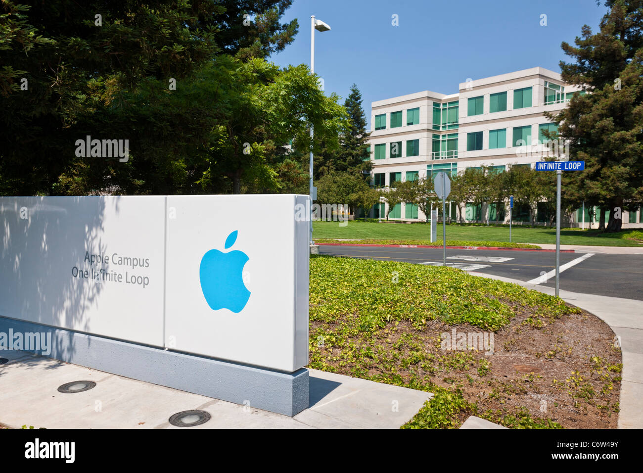 Logo Apple al di fuori di Apple incorporato è la sede aziendale a 1-6 Infinite Loop, Cupertino, California, Stati Uniti d'America. JMH5191 Foto Stock