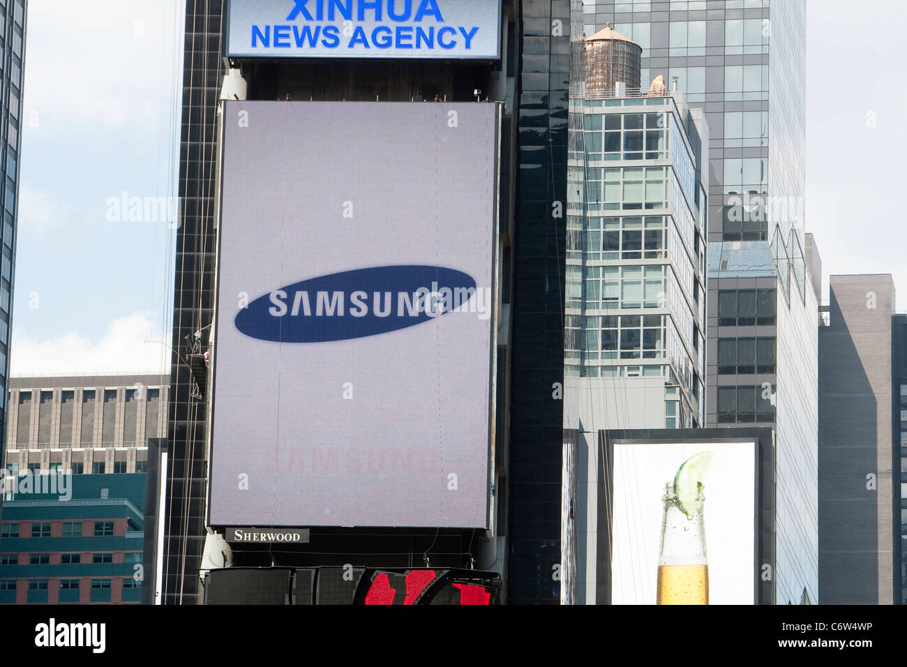 Un Samsung schermo a LED pubblicità è raffigurato su Times Square a New York City borough di Manhattan, NY Foto Stock