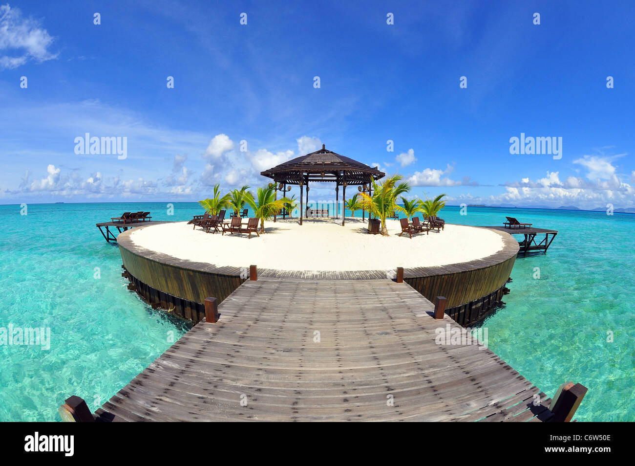Un uomo fatto passerella Kapalai island con exotic tropical resort Foto Stock