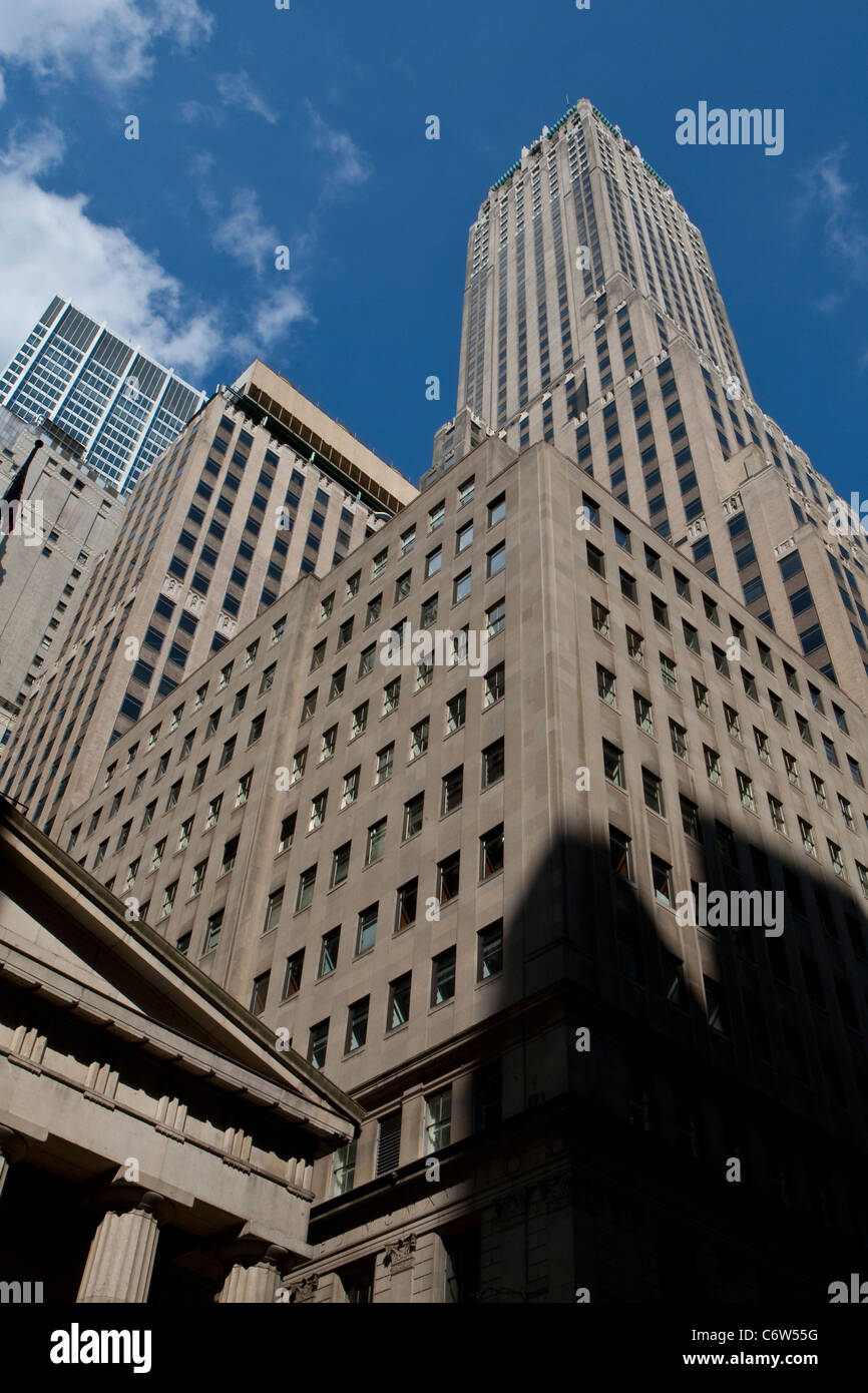 Il Trump edificio è raffigurata sul Wall Street nel quartiere finanziario della città di New York borough di Manhattan, NY Foto Stock