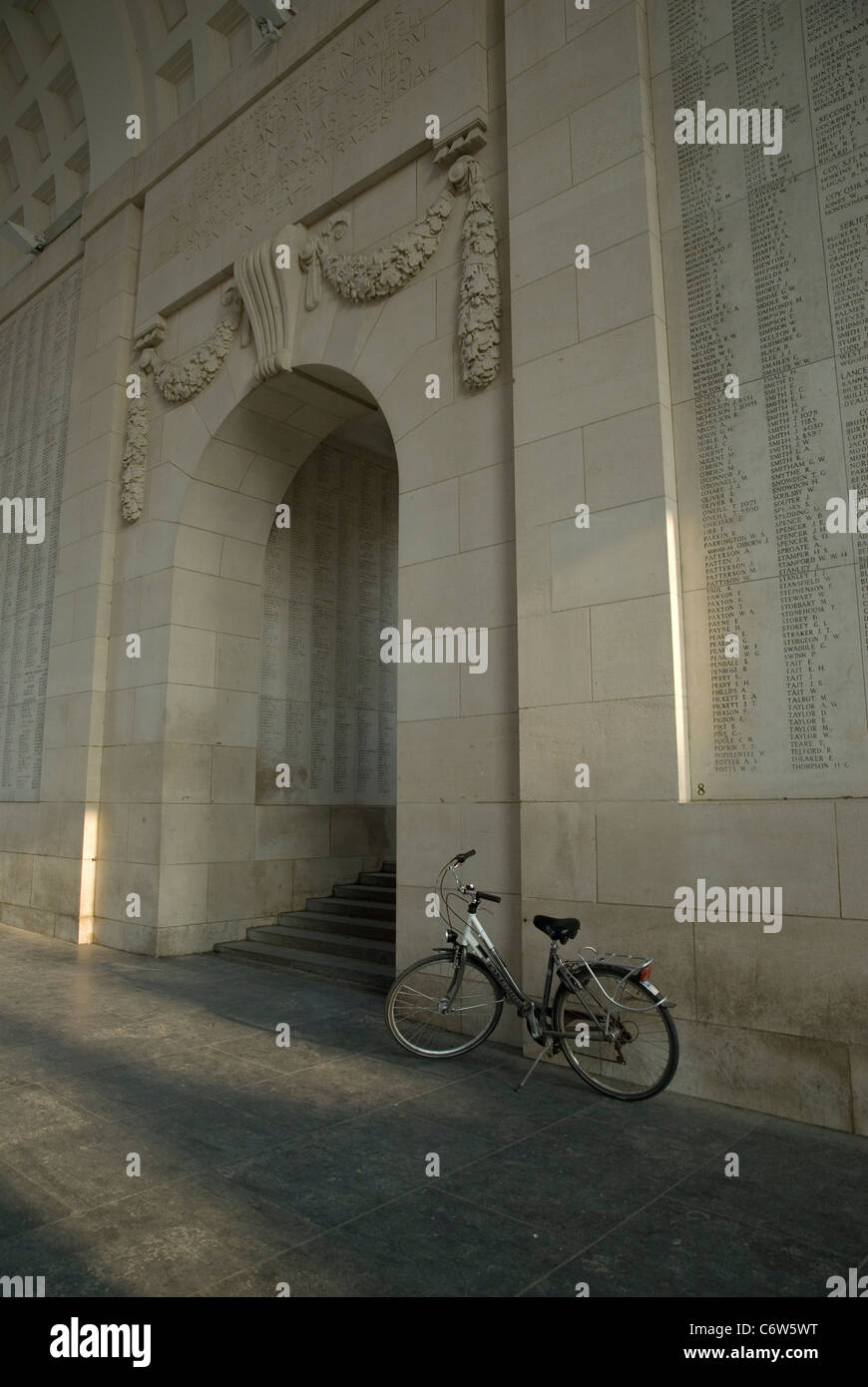 Solitaria in bicicletta Menin Gate Foto Stock