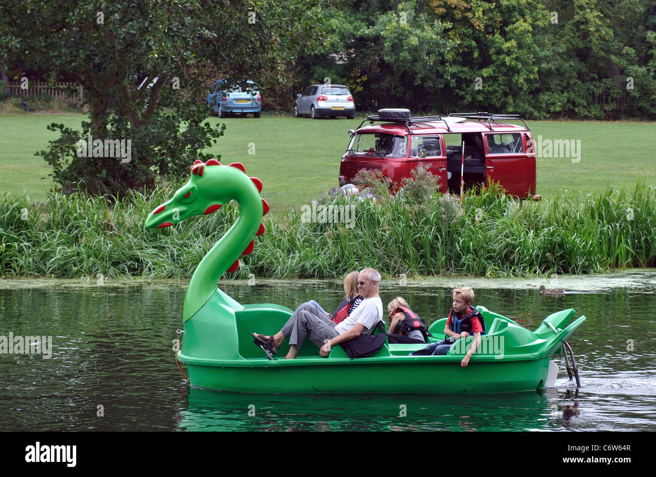 Mostro di Loch Ness pedalò sul fiume Avon, Warwick, Warwickshire, Inghilterra, Regno Unito Foto Stock