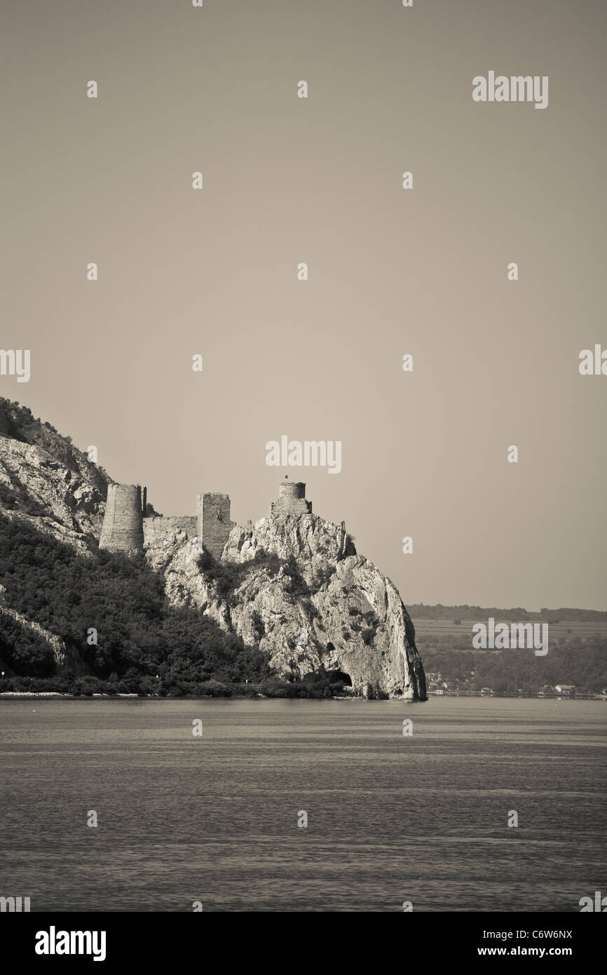 Fortezza di Golubac in Serbia visto dal rumeno lato del fiume Danubio. Foto Stock