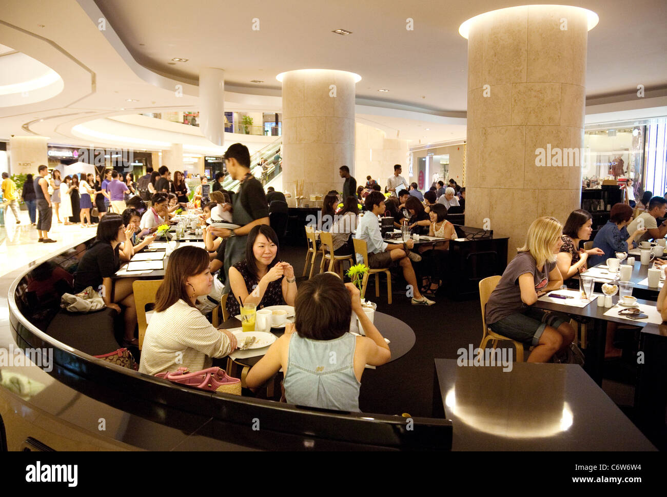 Scena in un ristorante affollato Ion shopping mall, Orchard Road, Singapore asia Foto Stock
