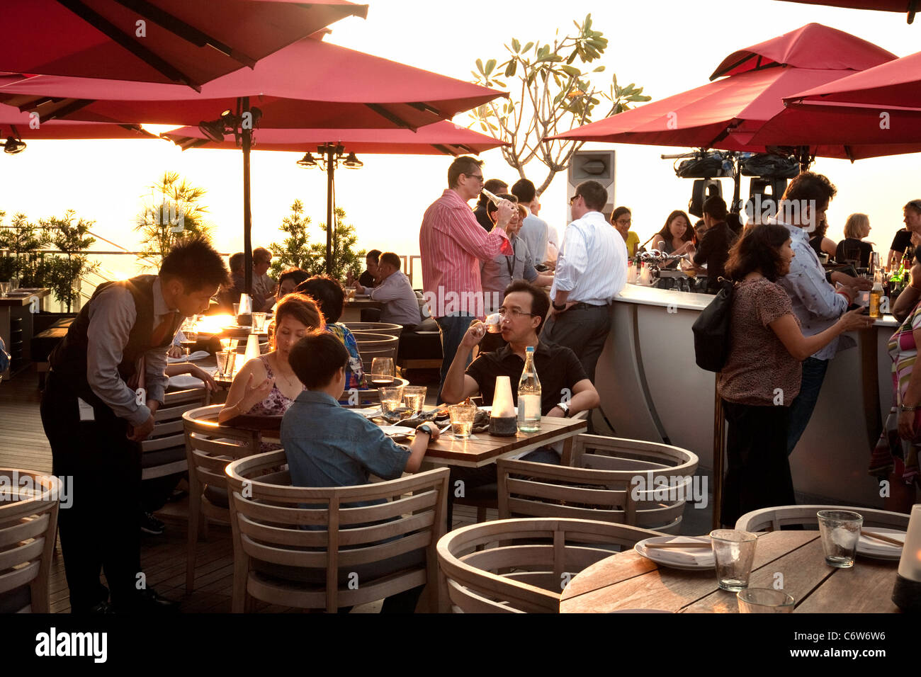 I clienti presso l'hotel di lusso giapponese Ku De Ta ristorante sul skypark nella parte superiore della Marina Bay Sands Hotel, Singapore Asia Foto Stock